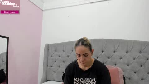 Snapshot of valesskahall chatting on 11.25.25 Valesskahall online show from 11.25.25