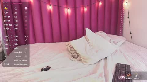 Valkiria moore  online show from 12.20.24