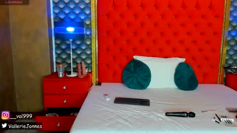 Valerie Val V online show from 11.04.25