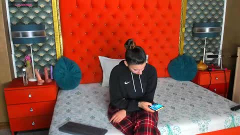 Snapshot of valleriejonnes chatting on 05.28.26 Valerie Val V online show from 05.28.26