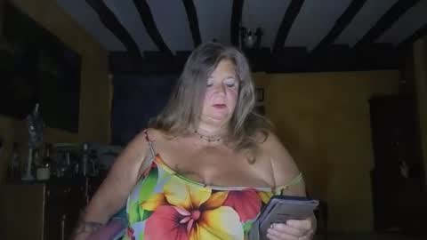 Snapshot of vampwoman chatting on 10.24.25 vampwoman online show from 10.24.25