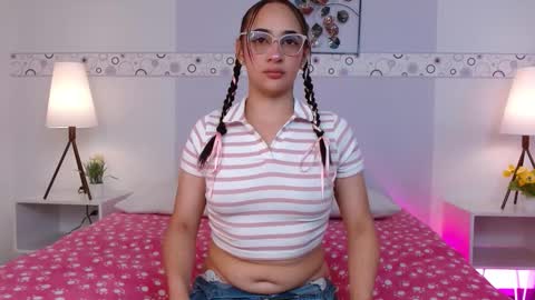 Snapshot of vanelopeee_ chatting on 11.05.25 Vane online show from 11.05.25