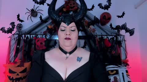 Snapshot of vanessa_moka chatting on 10.30.25 Vanessa online show from 10.30.25