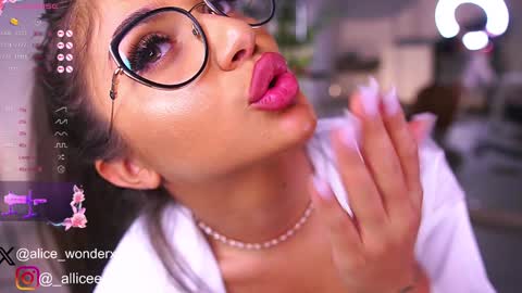 Vanessa Simon online show from 02.08.25