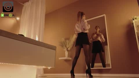 Snapshot of vanilla_whispers chatting on 12.03.25 Laura online show from 12.03.25