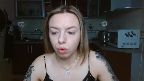 Snapshot of vanillamuffin chatting on 11.07.25 VanillaMuffin online show from 11.07.25