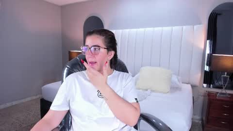 Snapshot of vanitysex chatting on 10.28.25 Karine online show from 10.28.25