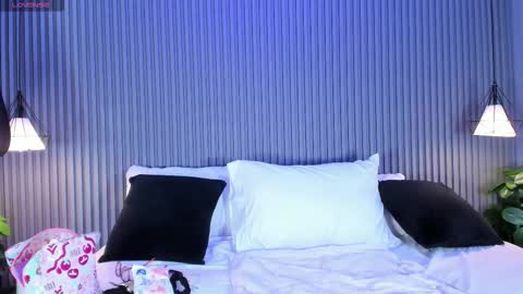 Snapshot of vanitysex chatting on 11.27.25 Karine online show from 11.27.25