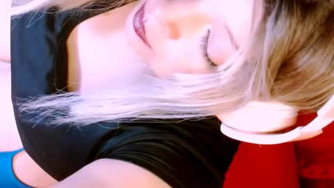 Snapshot of vanne_amet chatting on 04.21.26 free follow me online show from 04.21.26