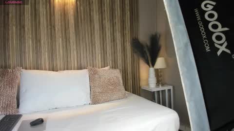 V A N N E S A   online show from 10.23.25