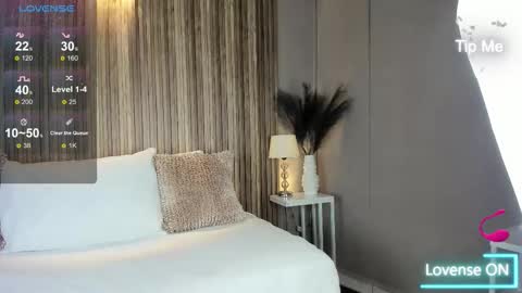 V A N N E S A   online show from 11.18.25