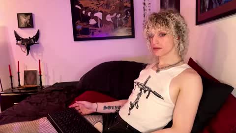 Snapshot of vantablossom chatting on 12.16.25 vantablossom online show from 12.16.25