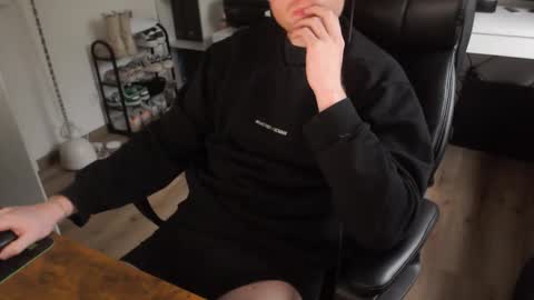 Snapshot of vaslo08 chatting on 12.17.25 Vaslo online show from 12.17.25