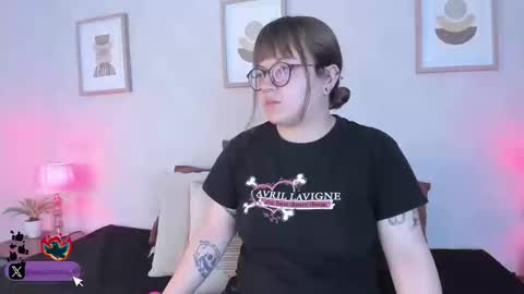 Snapshot of veesimons_dh chatting on 09.11.25 Vee Simons online show from 09.11.25