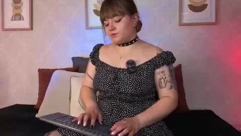 Snapshot of veesimons_dh chatting on 10.21.25 Vee Simons online show from 10.21.25