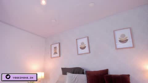 Vee Simons online show from 04.30.26