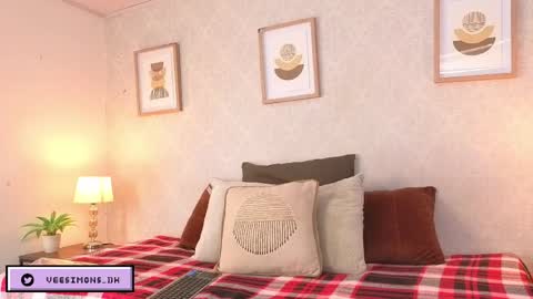 Vee Simons online show from 04.30.26