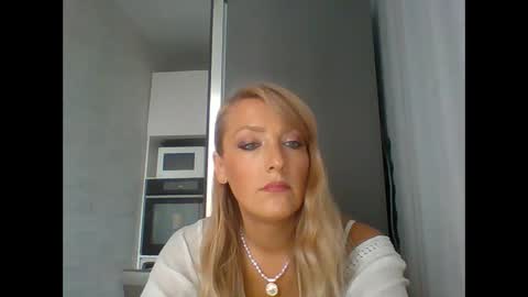 Snapshot of veessa chatting on 10.18.25 Veessa online show from 10.18.25