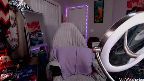 Snapshot of veeweatherbee chatting on 11.07.25 Violet Weatherbee online show from 11.07.25