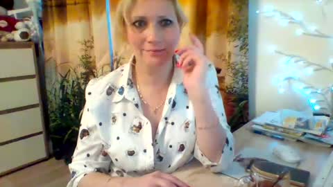 Snapshot of velka_raspberry chatting on 06.17.26 velka_raspberry online show from 06.17.26