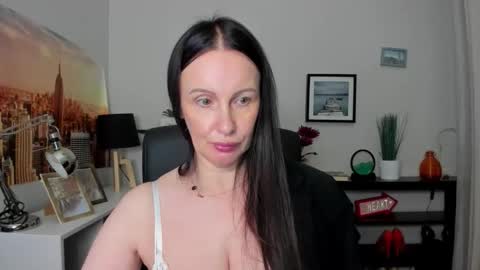 Snapshot of velvet_jasmine chatting on 10.03.25 Jasmine online show from 10.03.25