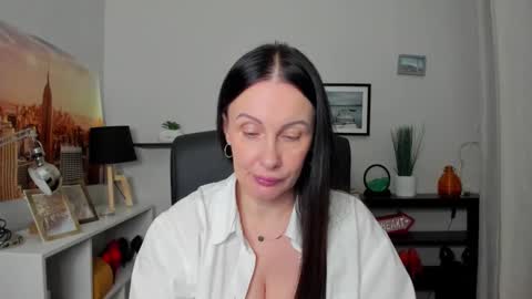 Snapshot of velvet_jasmine chatting on 10.08.25 Jasmine online show from 10.08.25