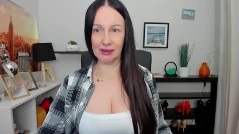 Snapshot of velvet_jasmine chatting on 10.10.25 Jasmine online show from 10.10.25