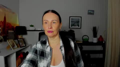 Snapshot of velvet_jasmine chatting on 10.21.25 Jasmine online show from 10.21.25