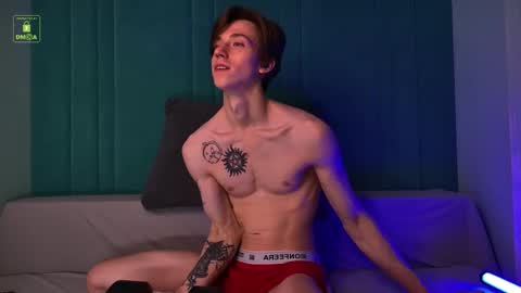 Snapshot of velvet_power chatting on 11.08.25 Ares online show from 11.08.25