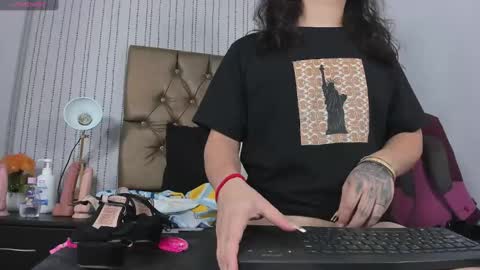 Snapshot of veneno_hot chatting on 02.15.25 veneno hot online show from 02.15.25