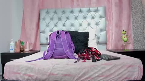 Snapshot of veneno_hot chatting on 09.17.25 veneno hot online show from 09.17.25