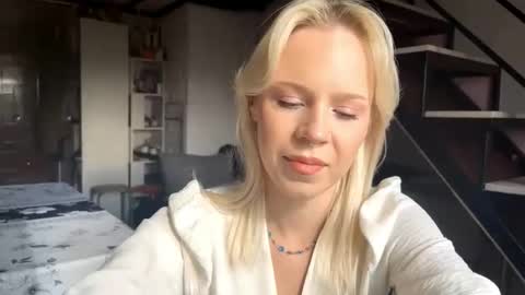Snapshot of venessabonavia chatting on 10.24.25 Lisa online show from 10.24.25
