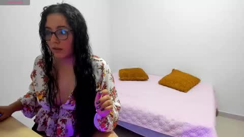 Snapshot of venus_cat_ chatting on 11.01.25 Venus online show from 11.01.25