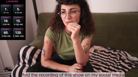 Snapshot of venus_in_jeans chatting on 11.24.25 Bella online show from 11.24.25