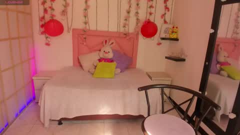 Snapshot of venus_latin_01 chatting on 10.10.25 Mary online show from 10.10.25