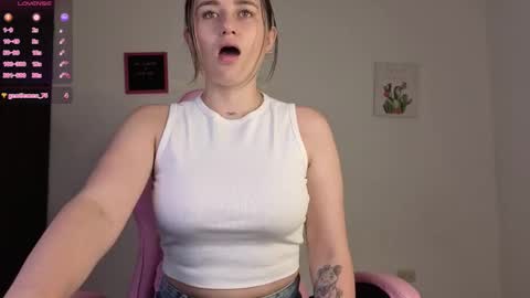 Snapshot of veronika__winslow_ chatting on 12.14.25 Vero online show from 12.14.25