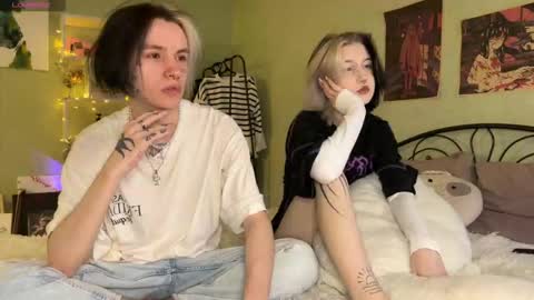 Snapshot of veryraretwins chatting on 09.26.25 veryraretwins online show from 09.26.25