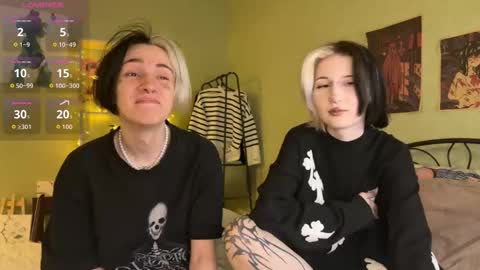 Snapshot of veryraretwins chatting on 10.10.25 veryraretwins online show from 10.10.25