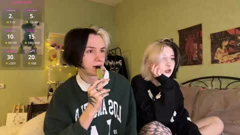 Snapshot of veryraretwins chatting on 10.23.25 veryraretwins online show from 10.23.25