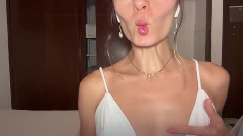 Snapshot of viajemos chatting on 02.18.26 papichulo y mamichula online show from 02.18.26