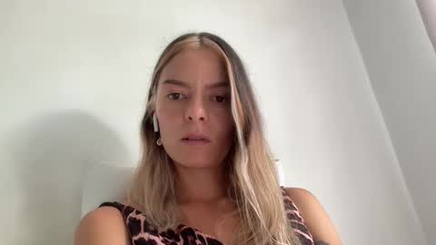 Snapshot of viajemos chatting on 03.24.26 papichulo y mamichula online show from 03.24.26