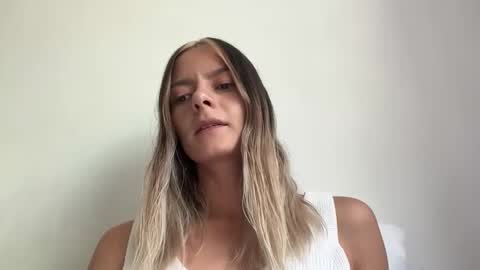 Snapshot of viajemos chatting on 03.26.26 papichulo y mamichula online show from 03.26.26