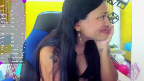 Snapshot of vic_nahomy chatting on 02.19.25 nahomy online show from 02.19.25