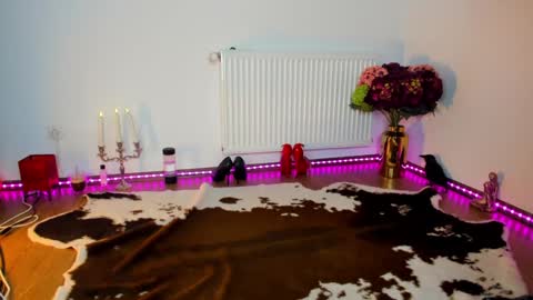 Snapshot of viciousqueen chatting on 11.24.25 ViciousQueenu can call me Laura online show from 11.24.25