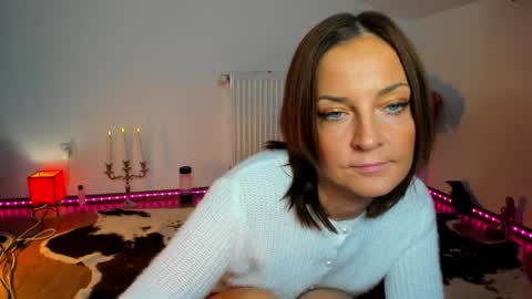 Snapshot of viciousqueen chatting on 11.26.25 ViciousQueenu can call me Laura online show from 11.26.25