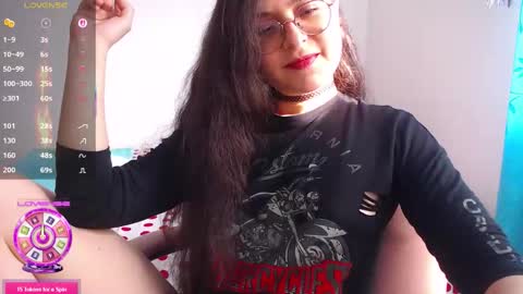 Snapshot of vicky_cristinax chatting on 12.19.25 Vicky online show from 12.19.25