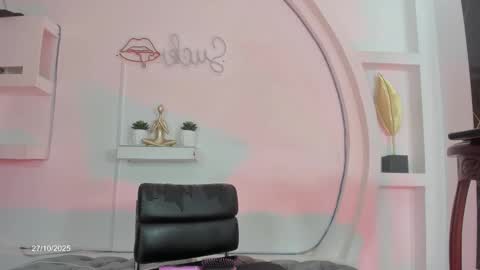 Snapshot of vicky_hottman chatting on 10.28.25 vicky_hottman online show from 10.28.25