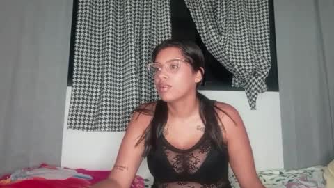 Snapshot of vickyhm22 chatting on 10.08.25 vickyhm22 online show from 10.08.25