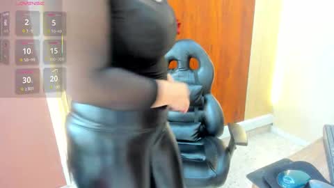 Snapshot of vickyjohnson1 chatting on 12.20.25 Vicky online show from 12.20.25