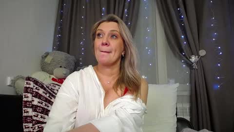 Snapshot of victoria50 chatting on 12.18.24 victoria50 online show from 12.18.24